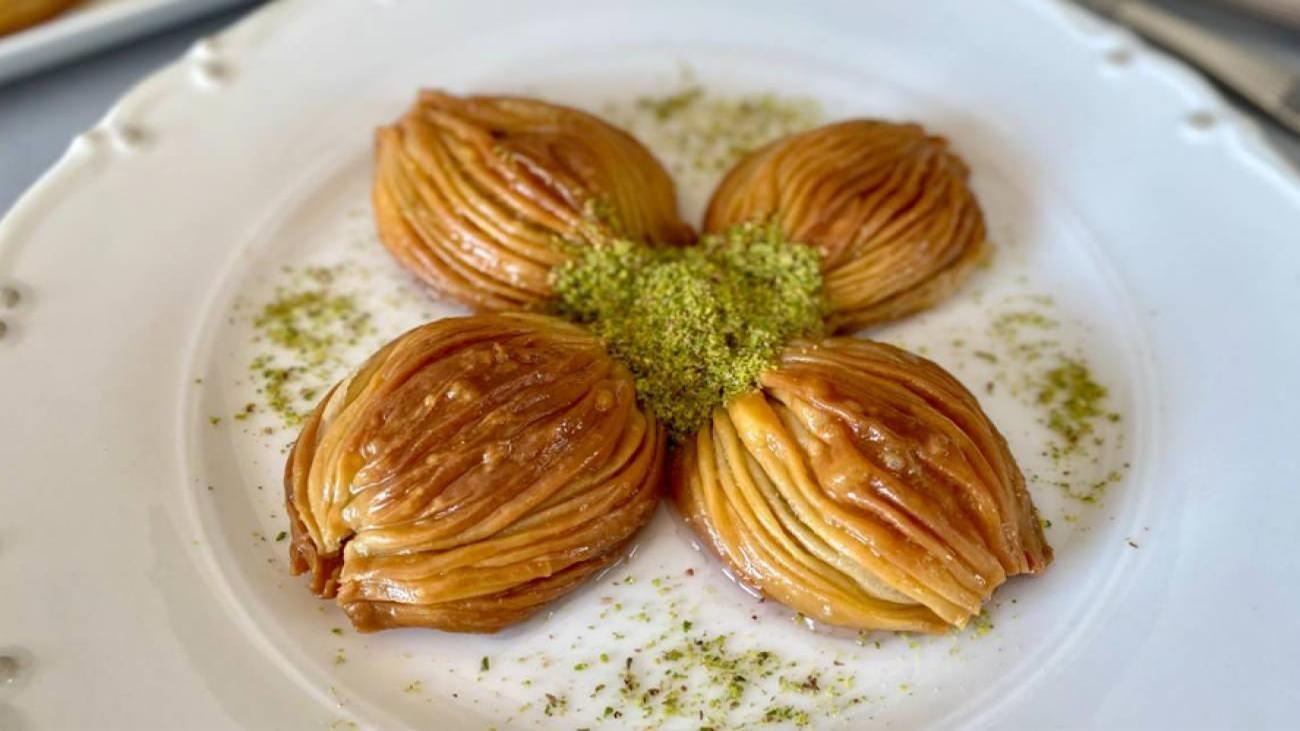 Şerbeti ve bol fıstığıyla mekik tatlısı tarifi: İncecik hamuruyla davet sofralarının yıldızı