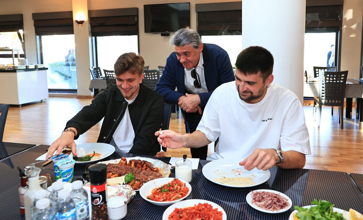 Serdal Adalı'nın Beşiktaşlı Futbolcularla Derbi Öncesi Buluşması 1 Serdal Adalı'nın Beşiktaşlı Futbolcularla Derbi Öncesi Buluşması