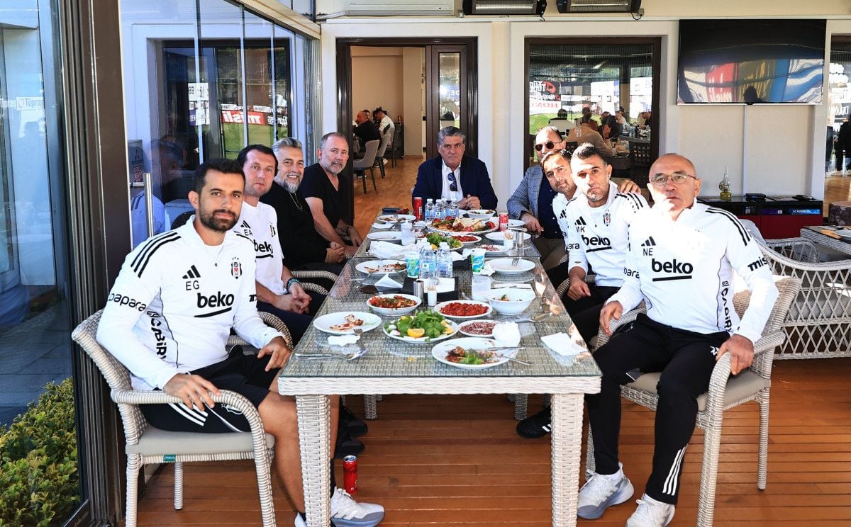Serdal Adalı'nın Beşiktaşlı Futbolcularla Derbi Öncesi Buluşması 2 Serdal Adalı'nın Beşiktaşlı Futbolcularla Derbi Öncesi Buluşması