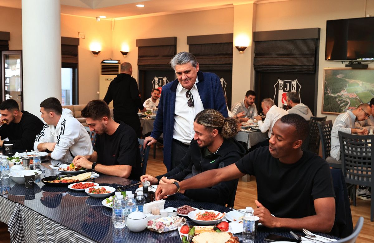 Serdal Adalı'nın Beşiktaşlı Futbolcularla Derbi Öncesi Buluşması 4 Serdal Adalı'nın Beşiktaşlı Futbolcularla Derbi Öncesi Buluşması