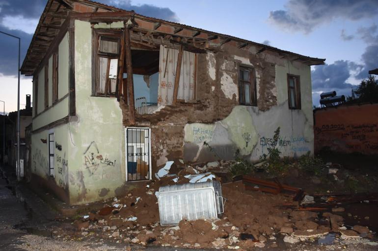 Sındırgı 6.1'le sarsıldı! Hasar gören binalar havadan görüntülendi