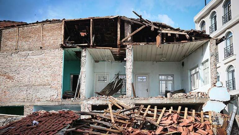 Sındırgı'da deprem faciası önlendi! Yıkılan binaların boş olması hayatları kurtardı