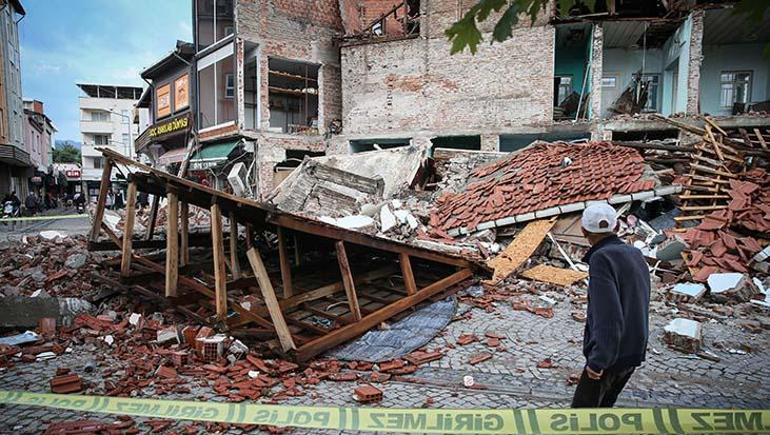 Sındırgı'da deprem faciası önlendi! Yıkılan binaların boş olması hayatları kurtardı