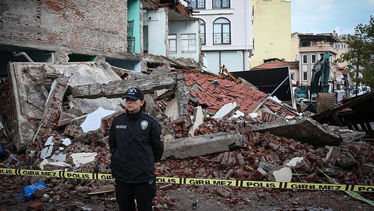 Sındırgı’da deprem faciası önlendi! Yıkılan binaların boş olması hayatları kurtardı