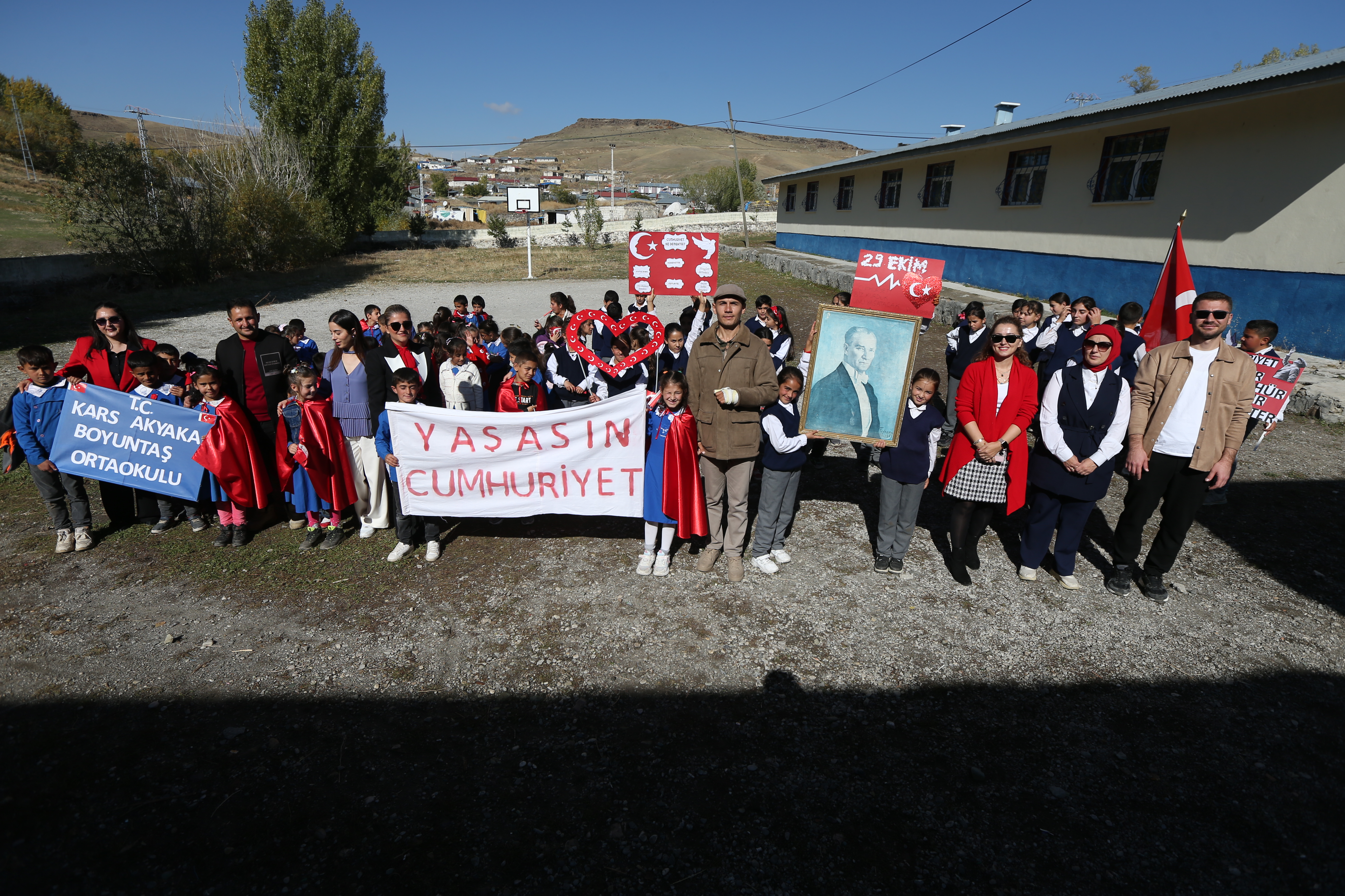 Sınırın Sıfır Noktasında Cumhuriyet Coşkusu: Köyün Halkı ve Öğrencilerin Anlam Dolu Kutlaması 1 Sınırın Sıfır Noktasında Cumhuriyet Coşkusu: Köyün Halkı ve Öğrencilerin Anlam Dolu Kutlaması