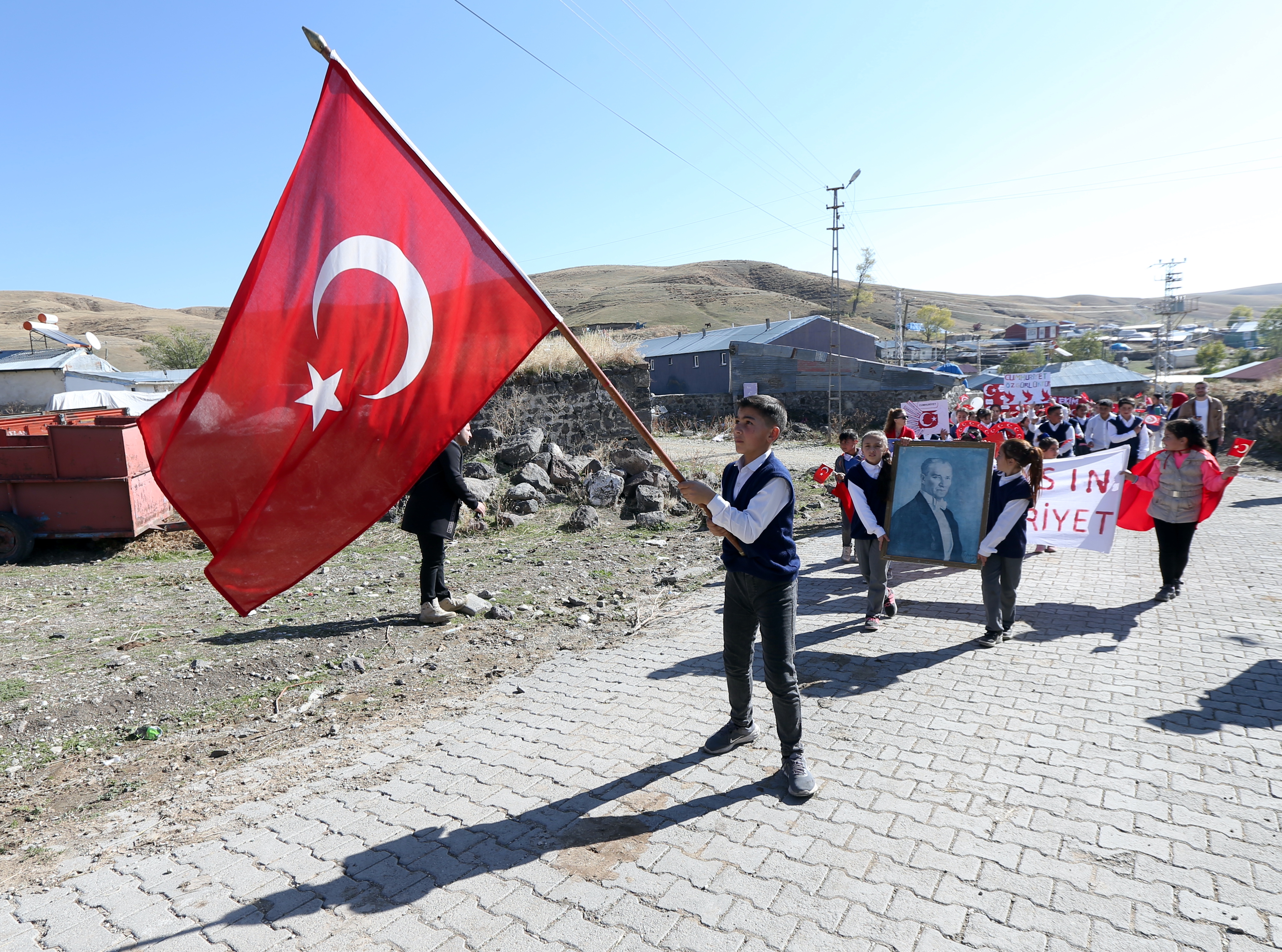 Sınırın Sıfır Noktasında Cumhuriyet Coşkusu: Köyün Halkı ve Öğrencilerin Anlam Dolu Kutlaması 2 Sınırın Sıfır Noktasında Cumhuriyet Coşkusu: Köyün Halkı ve Öğrencilerin Anlam Dolu Kutlaması