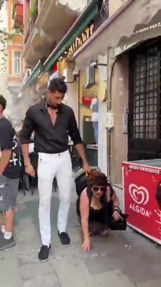 Sokaklarda Tasma ile Gezen Kadın ve Onu 'Taşıyan' Adamın Hikayesi: Gözaltına Alındılar! 1 Sokaklarda Tasma ile Gezen Kadın ve Onu 'Taşıyan' Adamın Hikayesi: Gözaltına Alındılar!