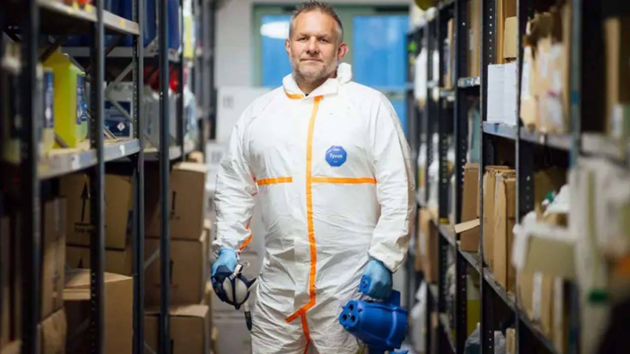 Suç mahallerini temizleyerek milyoner oldu!