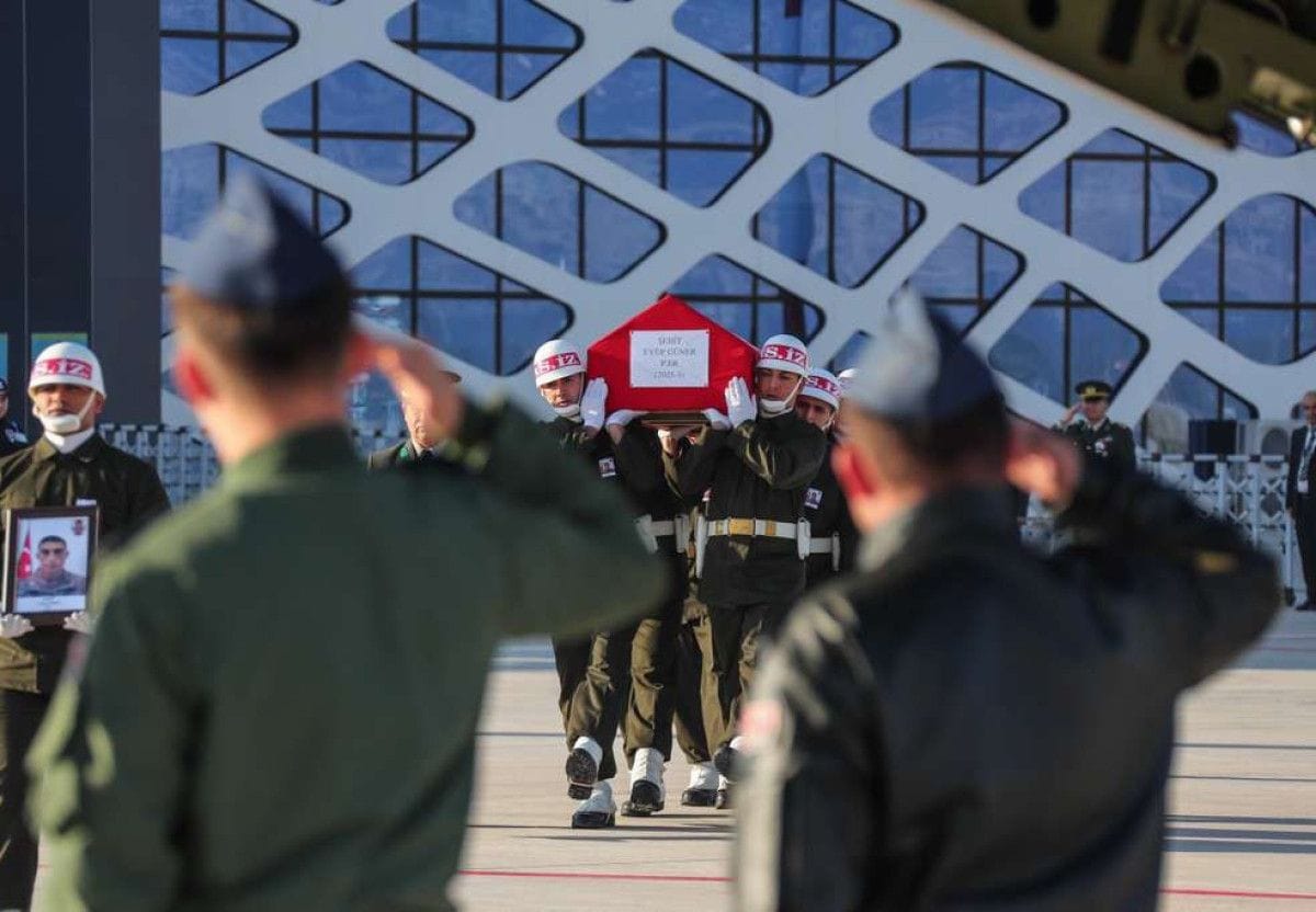 Tokat'ta hayatını kaybeden şehidin cenazesi memleketine uğurlandı 3 Tokat'ta hayatını kaybeden şehidin cenazesi memleketine uğurlandı