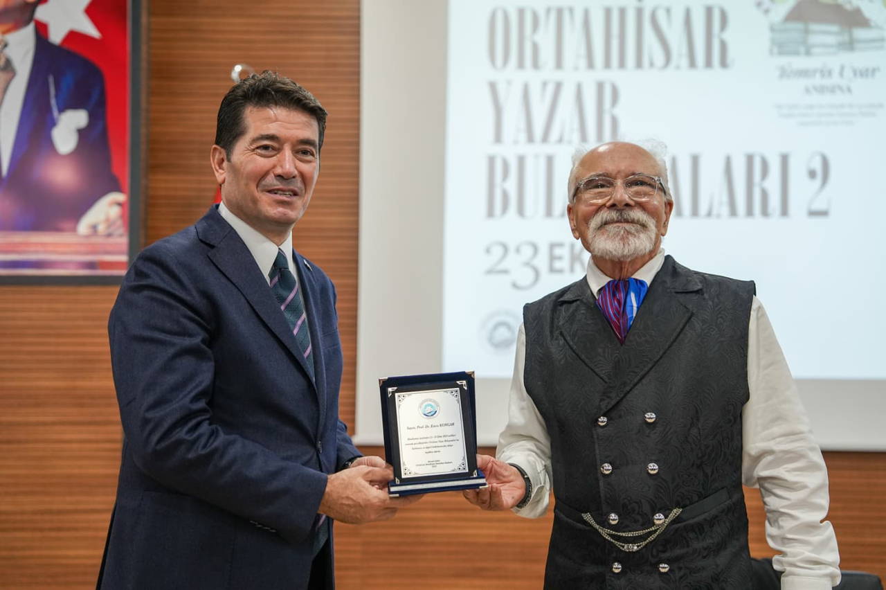 Trabzon'un Edebiyat Kenti: Ortahisar Yazar Buluşmaları Cumhuriyet Tarihinin En Heyecan Verici Dört Günü! 1 Trabzon'un Edebiyat Kenti: Ortahisar Yazar Buluşmaları Cumhuriyet Tarihinin En Heyecan Verici Dört Günü!