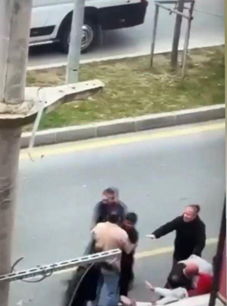 Trafikte 'sinyal' kavgası! Çocuğunun yanında babaya saldırdı