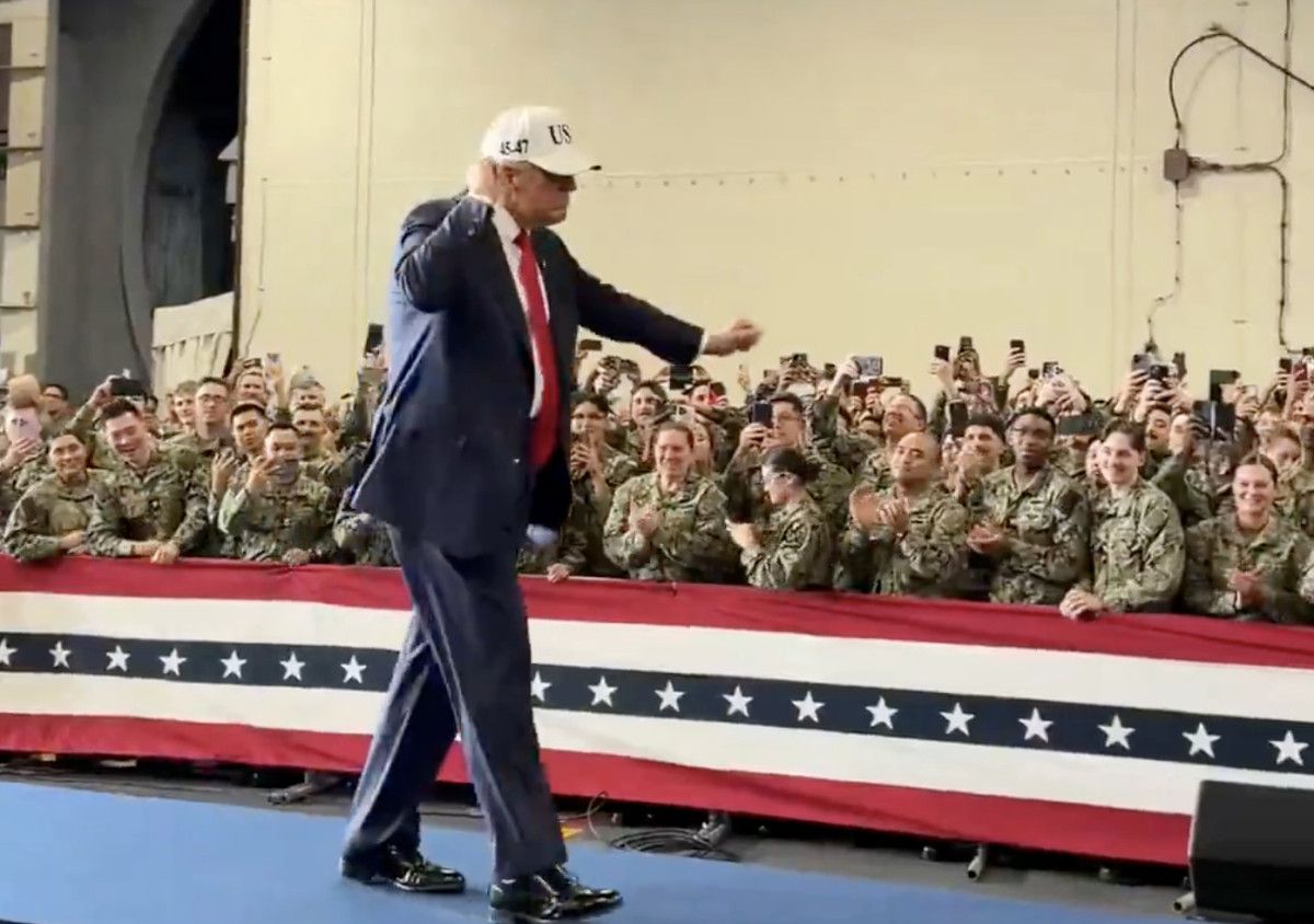 Trump, Japonya ziyaretinde ABD Donanmasındaki askerlerle dans etti