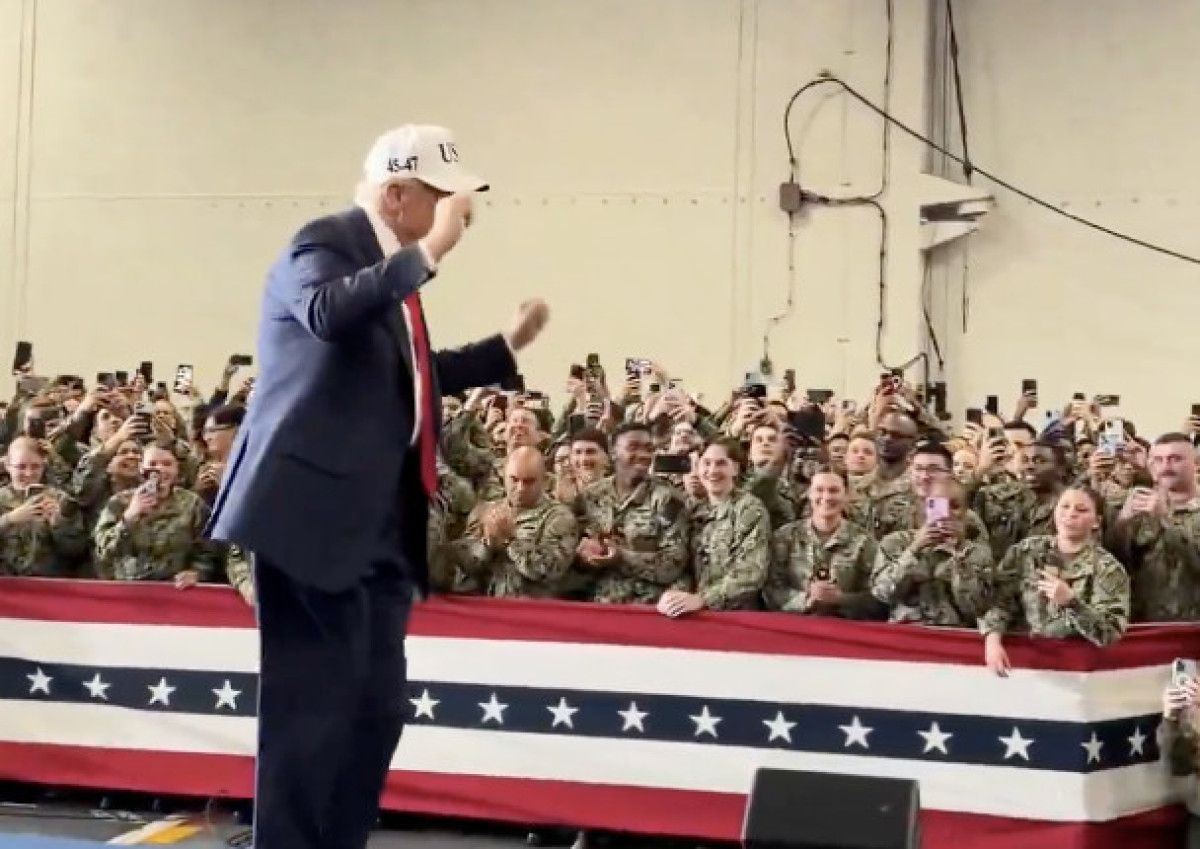 Trump, Japonya ziyaretinde ABD Donanmasındaki askerlerle dans etti