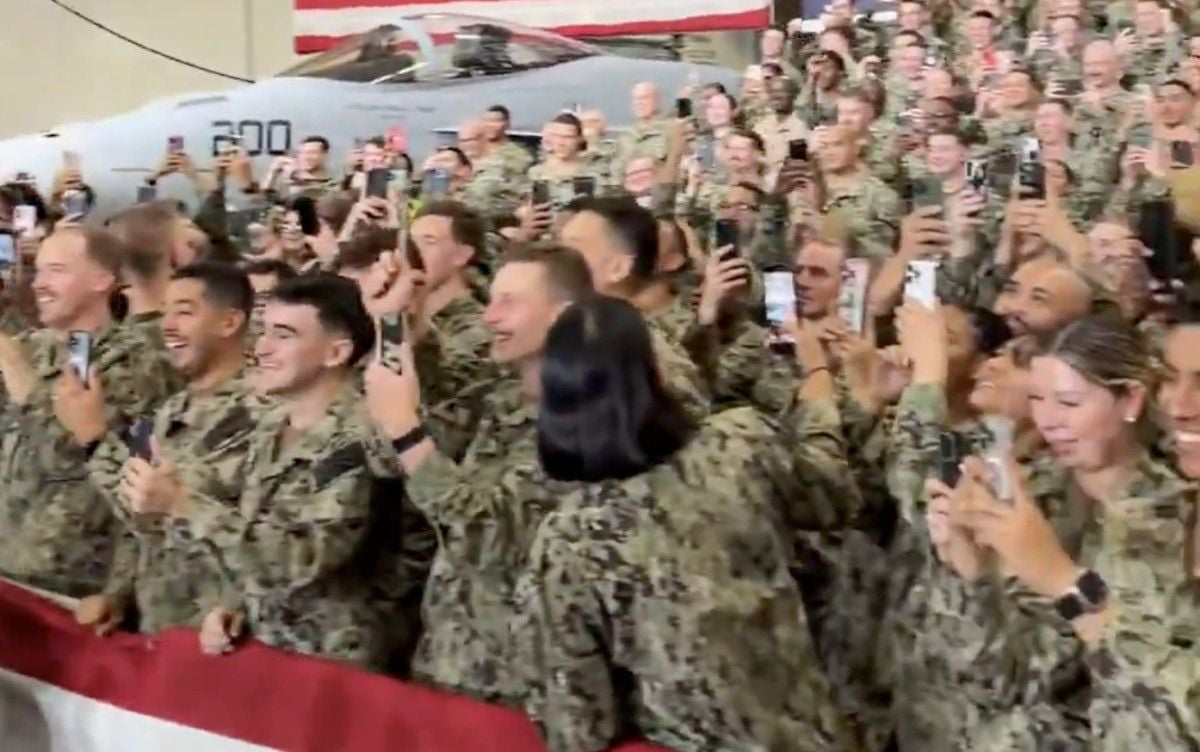 Trump, Japonya ziyaretinde ABD Donanmasındaki askerlerle dans etti