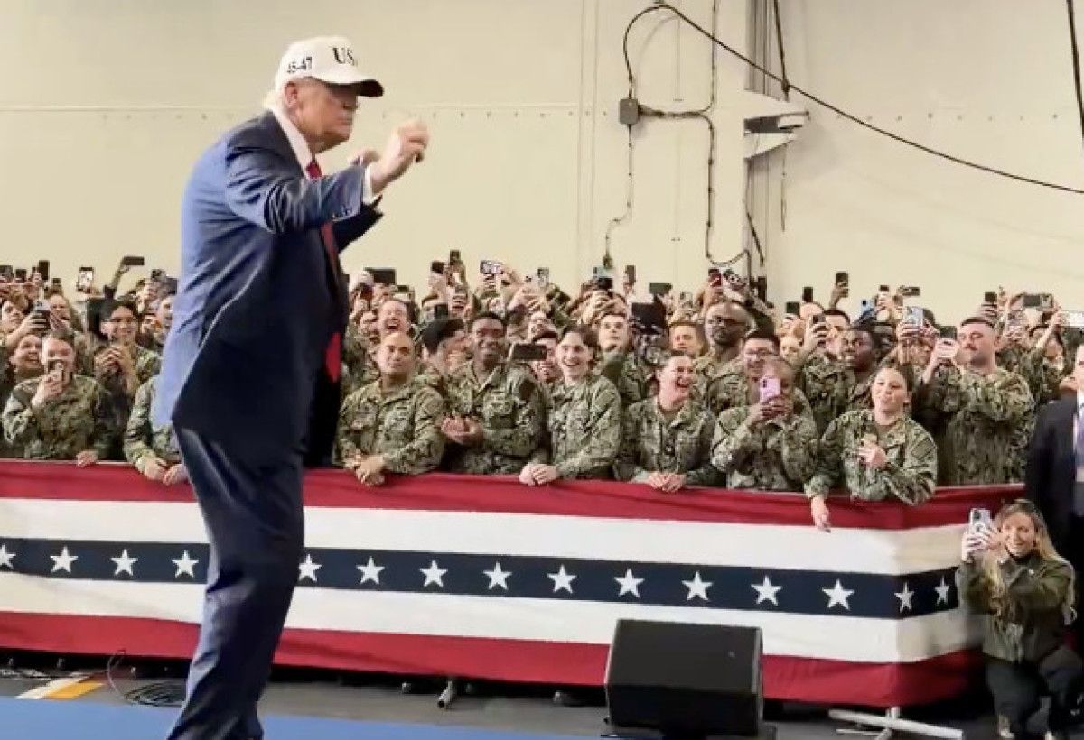 Trump, Japonya ziyaretinde ABD Donanmasındaki askerlerle dans etti