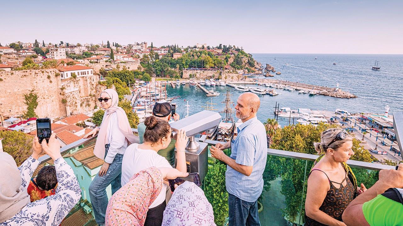Turizm gelirinde yeni rekor! 9 ayda 50 milyar dolar