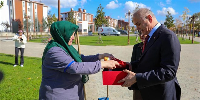 Türk Bayrağını Yere Düşürmeyen Kahraman Temizlik Görevlisine Ödül ve Maddi Destek