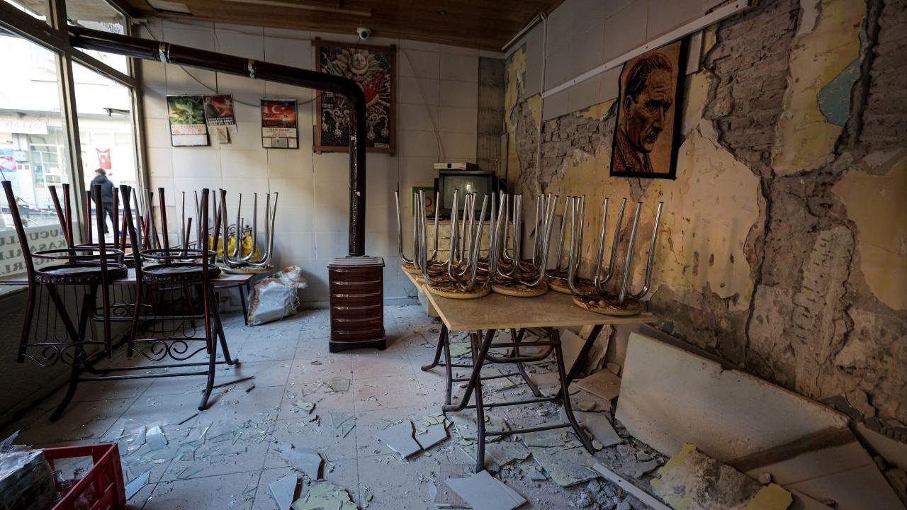 Üst üste depremler yaşayan Sındırgı esnafı borçların ertelenmesini talep ediyor!