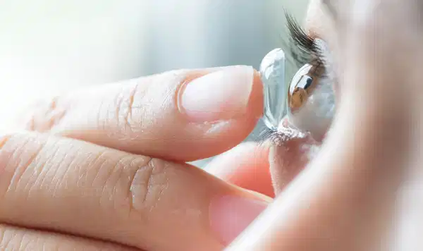 Uygunsuz kontak lens kullanımına dikkat: ‘Acılar içinde göz kaybedilebilir’