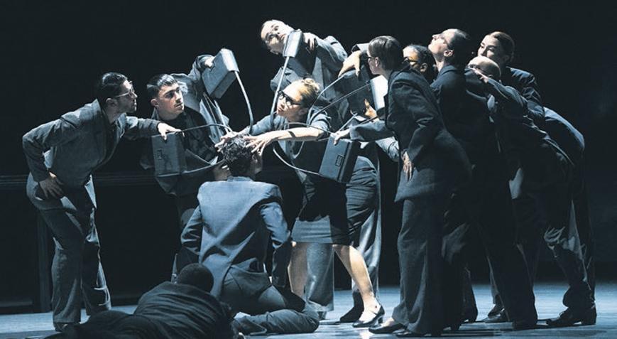 Vahşileşen dünyaya dansla eleştiri