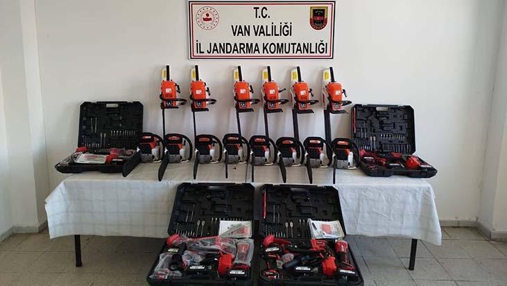 Van’da durdurulan araçtan servet değerinde kaçak eşya çıktı