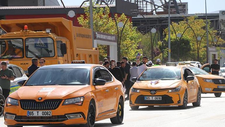 Van’da taksicilerden Rojin Kabaiş için kornalı adalet eylemi 2 Van’da taksicilerden Rojin Kabaiş için kornalı adalet eylemi