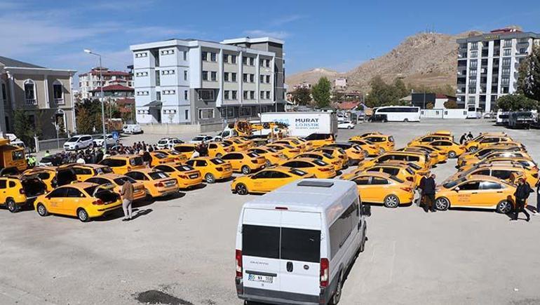 Van’da taksicilerden Rojin Kabaiş için kornalı adalet eylemi 3 Van’da taksicilerden Rojin Kabaiş için kornalı adalet eylemi