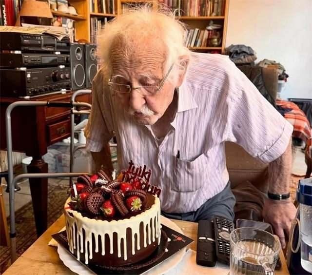 Yabancı Damat’ın Memik Dede’si Arif Erkin Güzelbeyoğlu vefat etti! Cenaze töreni açıklandı 2 Yabancı Damat’ın Memik Dede’si Arif Erkin Güzelbeyoğlu vefat etti! Cenaze töreni açıklandı