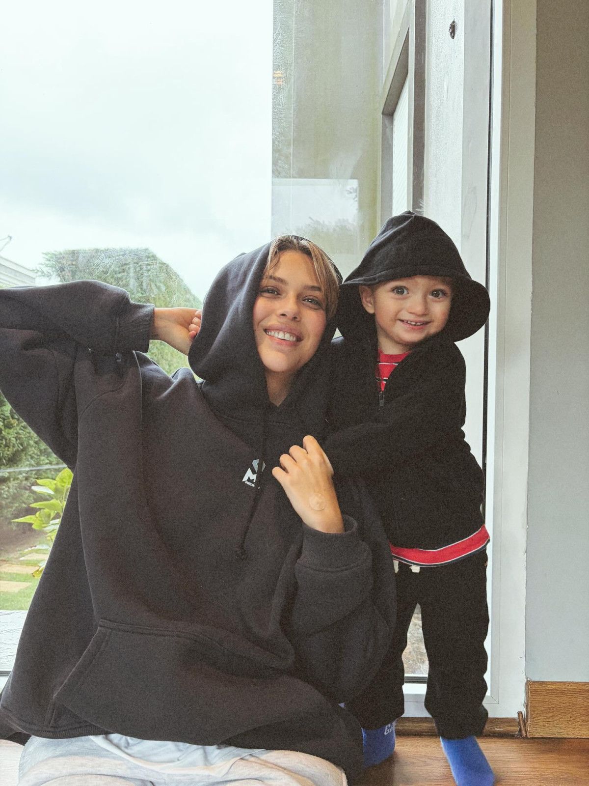 Yasemin Şefkatli, İkizleriyle Muhteşem Pozunu Paylaştı ve Kayınvalidesi Derya Tuna'dan Yorum Aldı 1 Yasemin Şefkatli, İkizleriyle Muhteşem Pozunu Paylaştı ve Kayınvalidesi Derya Tuna'dan Yorum Aldı