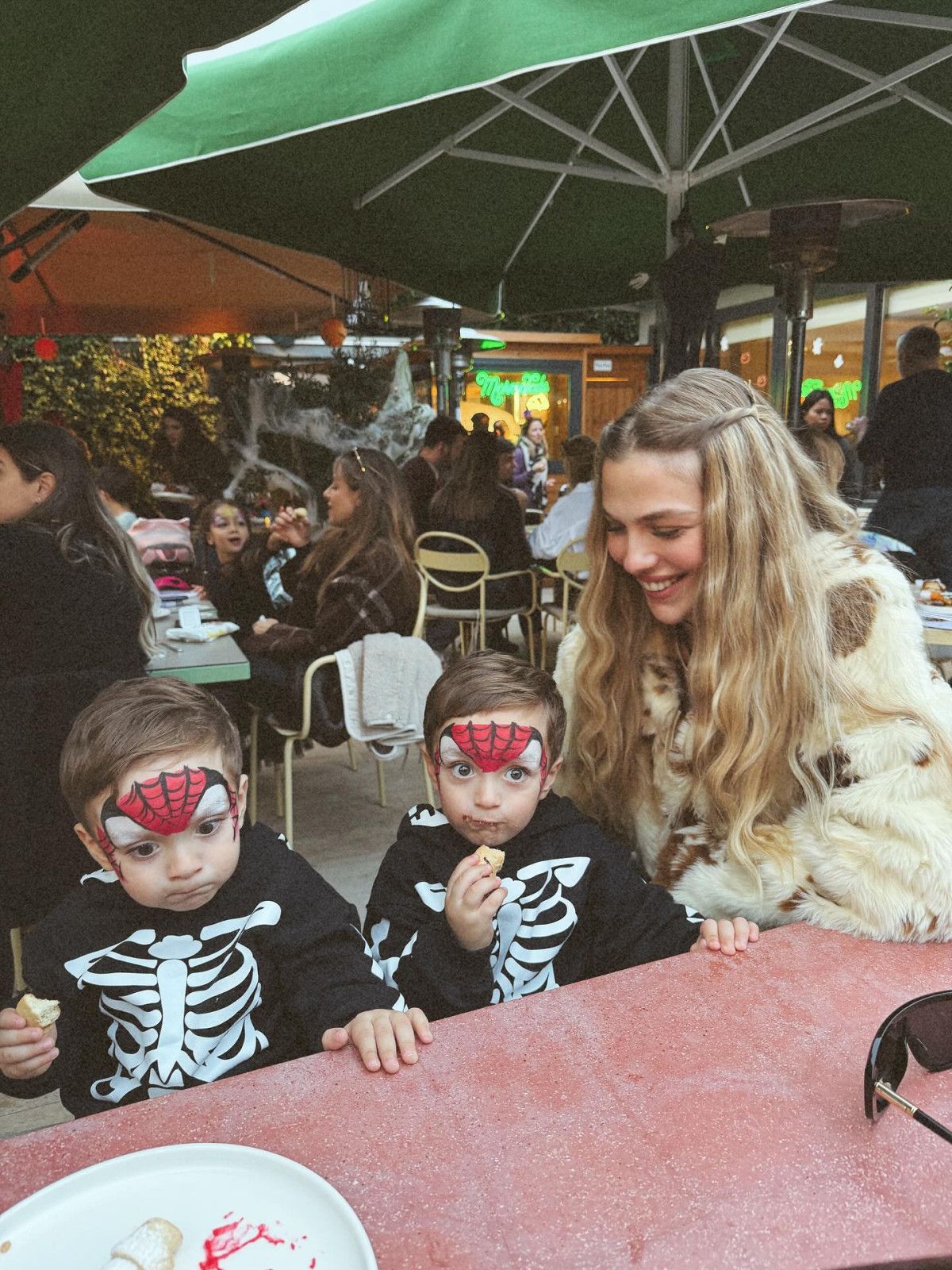 Yasemin Şefkatli, İkizleriyle Muhteşem Pozunu Paylaştı ve Kayınvalidesi Derya Tuna'dan Yorum Aldı 3 Yasemin Şefkatli, İkizleriyle Muhteşem Pozunu Paylaştı ve Kayınvalidesi Derya Tuna'dan Yorum Aldı