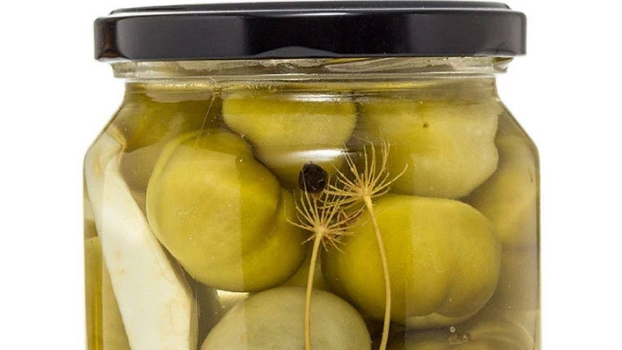 Yaz lezzetini kışa taşıyan tarif: Domates turşusu nasıl yapılır?