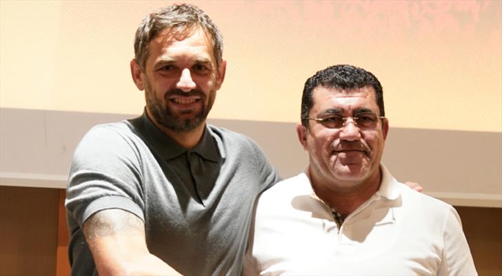 Yeni teknik direktör resmen imzayı attı! “Her puan önemli”