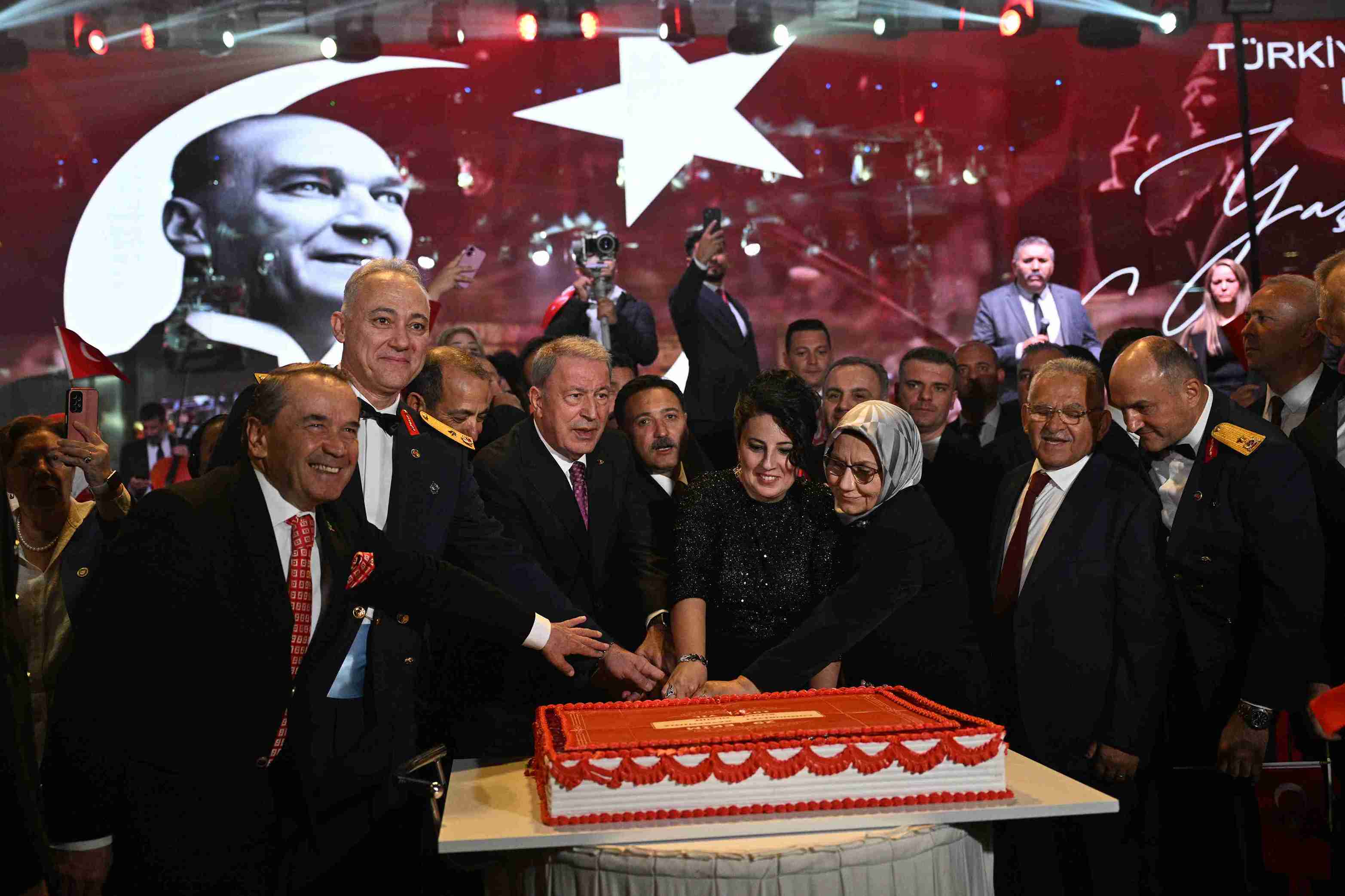 Yok Artık! AKP'li Hulusi Akar, Küçük Çocuğa Pastayı Kılıçla Yedirdi! 1 Yok Artık! AKP'li Hulusi Akar, Küçük Çocuğa Pastayı Kılıçla Yedirdi!