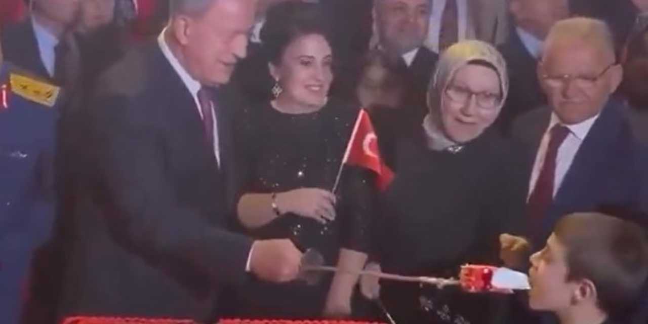 Yok Artık! AKP'li Hulusi Akar, Küçük Çocuğa Pastayı Kılıçla Yedirdi! 2 Yok Artık! AKP'li Hulusi Akar, Küçük Çocuğa Pastayı Kılıçla Yedirdi!