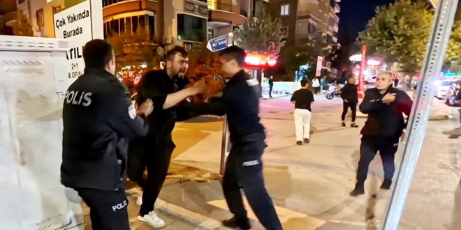 Yoldan geçen araçlara zarar verdi, polise direndi, ‘Öldürün beni’ diye bağırdı