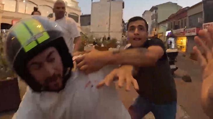 Youtuber’ın Tarlabaşı’nda korku dolu anları! ‘Ne çekiyorsun?’ diyerek arkadan saldırdılar