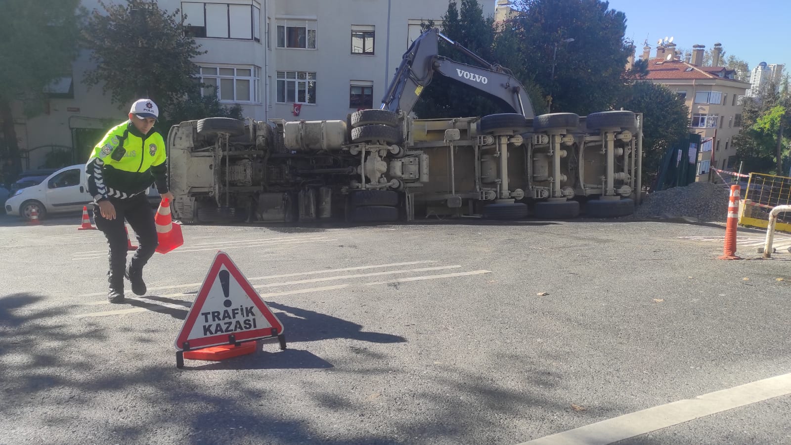 Yükünü Boşaltan Hafriyat Kamyonu Devrildi: Şehirde Gözler Üzerinde! 1 Yükünü Boşaltan Hafriyat Kamyonu Devrildi: Şehirde Gözler Üzerinde!