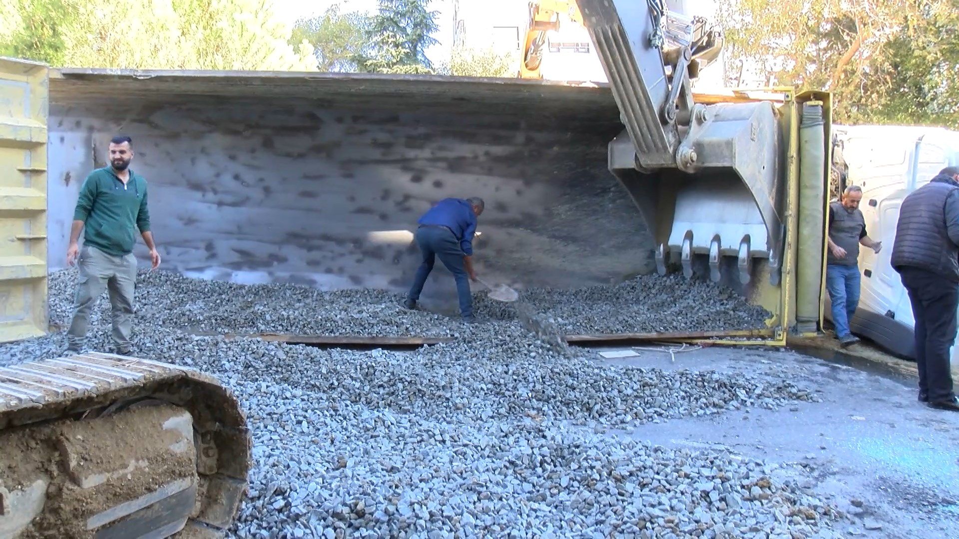 Yükünü Boşaltan Hafriyat Kamyonu Devrildi: Şehirde Gözler Üzerinde! 2 Yükünü Boşaltan Hafriyat Kamyonu Devrildi: Şehirde Gözler Üzerinde!