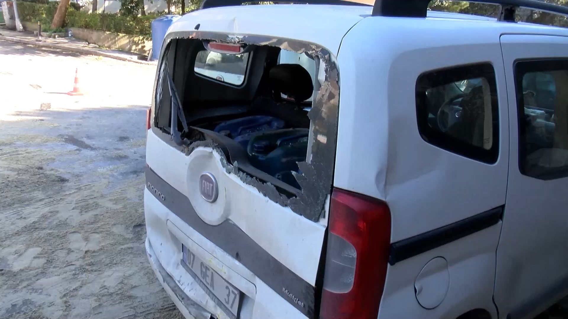 Yükünü Boşaltan Hafriyat Kamyonu Devrildi: Şehirde Gözler Üzerinde! 3 Yükünü Boşaltan Hafriyat Kamyonu Devrildi: Şehirde Gözler Üzerinde!