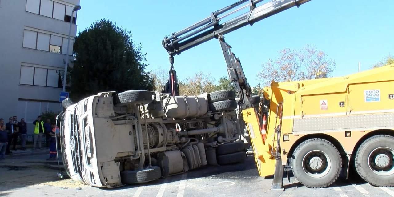 Yükünü Boşaltan Hafriyat Kamyonu Devrildi: Şehirde Gözler Üzerinde!