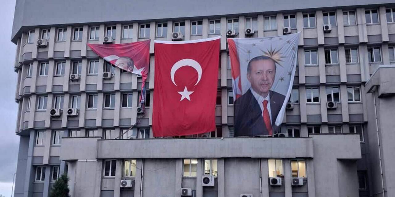 Zonguldak Valiliğinde skandal: Atatürk posterleri klima arkasına sıkıştırıldı! 1 Zonguldak Valiliğinde skandal: Atatürk posterleri klima arkasına sıkıştırıldı!