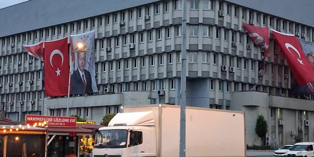 Zonguldak Valiliğinde skandal: Atatürk posterleri klima arkasına sıkıştırıldı!