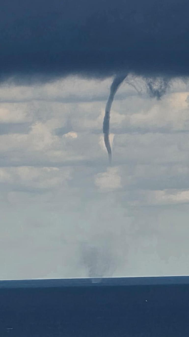 Zonguldak’ta deniz üzerinde 3 hortum oluştu! Görenler gözlerine inanamadı 1 Zonguldak’ta deniz üzerinde 3 hortum oluştu! Görenler gözlerine inanamadı