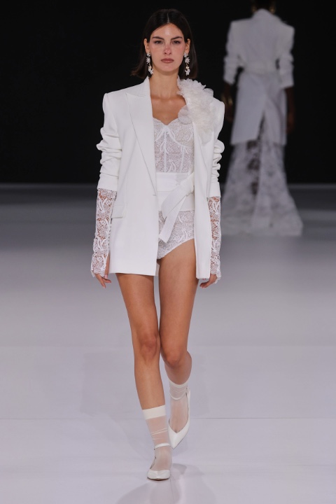 2026 Baharında Sıkça Göreceğimiz O Gelinlik Trendi: Dantelin Modern Dönüşü