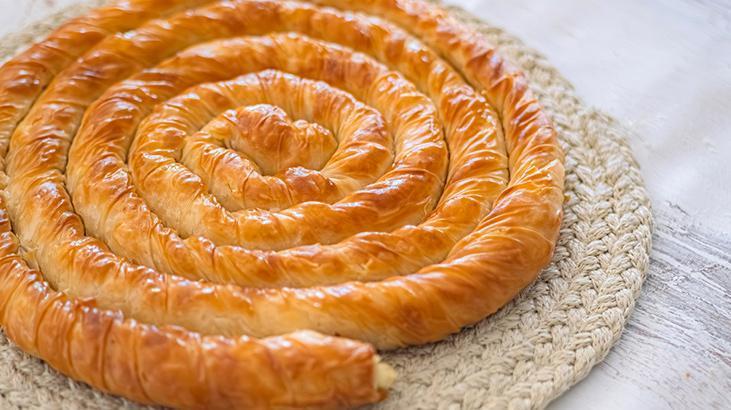 23 yıllık şeften kurumayan börek tarifi! Fırından çıkmadan 5 dakika önce bu karışımı sürün