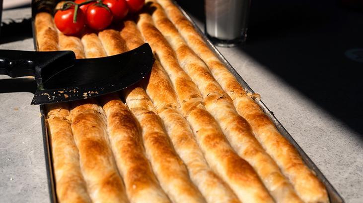 23 yıllık şeften kurumayan börek tarifi! Fırından çıkmadan 5 dakika önce bu karışımı sürün