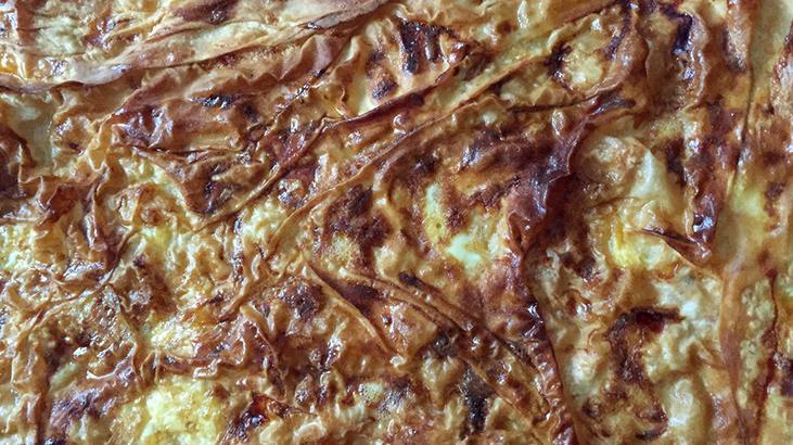 23 yıllık şeften kurumayan börek tarifi! Fırından çıkmadan 5 dakika önce bu karışımı sürün