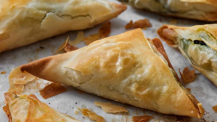 23 yıllık şeften kurumayan börek tarifi! Fırından çıkmadan 5 dakika önce bu karışımı sürün
