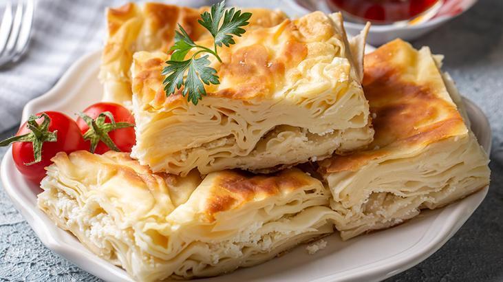 23 yıllık şeften kurumayan börek tarifi! Fırından çıkmadan 5 dakika önce bu karışımı sürün