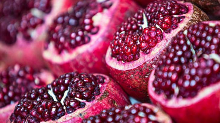 3 işaretle kendini ele veriyor! Nar seçerken hatırlayın: Lekeler her şeyi anlatıyor